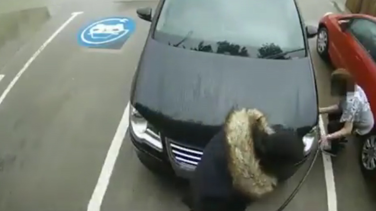 Πήγε να φουσκώσει τα ελαστικά με το καλώδιο φόρτισης!